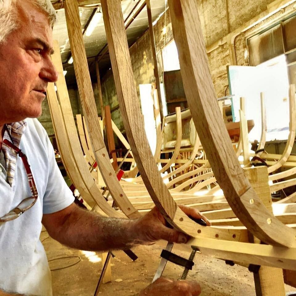 Maestro d'ascia al lavoro